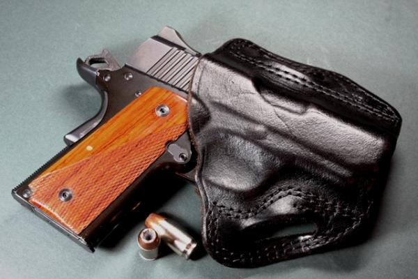 Kimber Ultra Carry with ultra thin grips in a Kramer scabbard holster