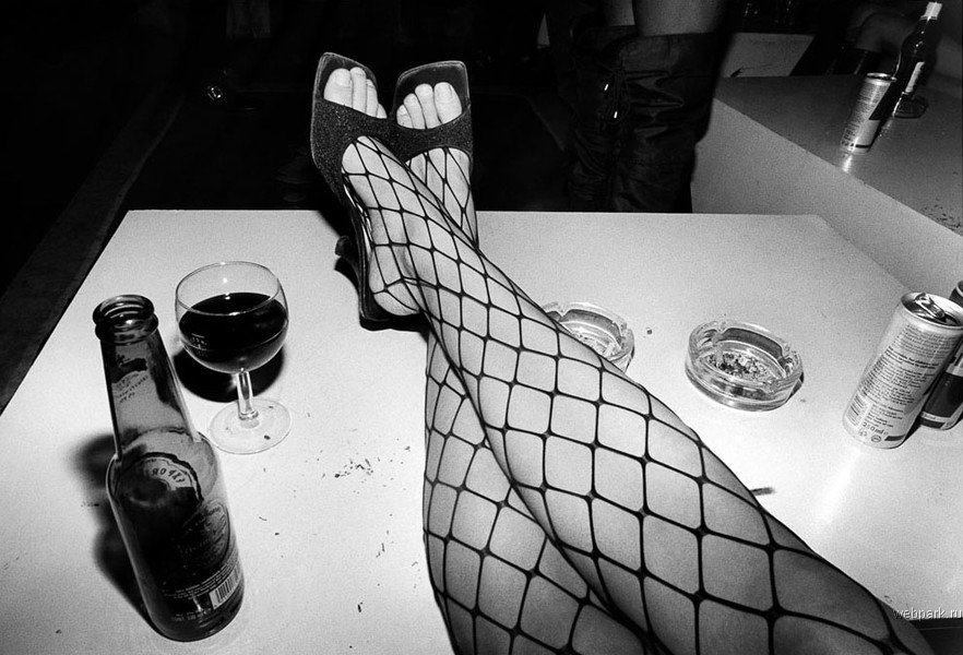 Drunk_fishnet_legs_by_Northore.jpg