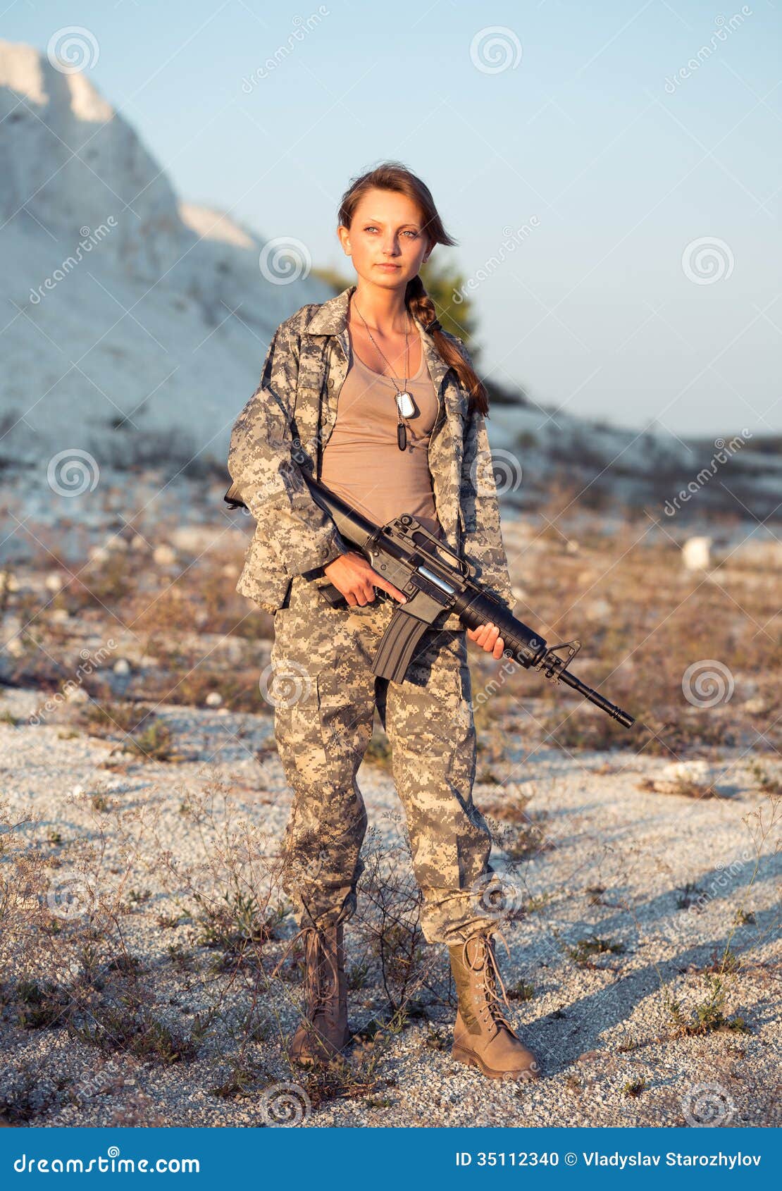 young-female-soldier-dressed-camouflage-gun-l-beautiful-location-35112340.jpg