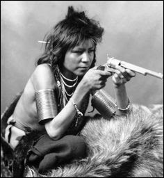 Arapaho-indian-tribe-boy-1890-gun.jpg