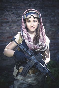 e3851ebad0a19865dd4d5238a3986155--guns-girls-knives.jpg