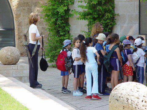 Israeli_teacher_with_her_class%2B%25282%2529.jpg