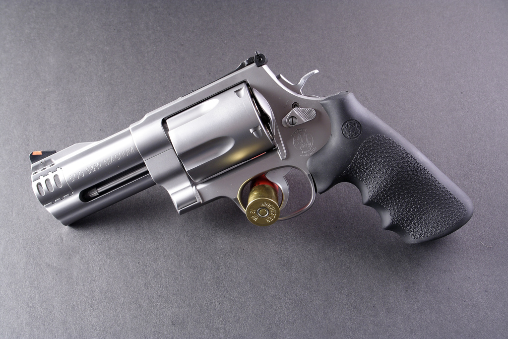 Smith_%26_Wesson_Model_500_flickr_szuppo.jpg