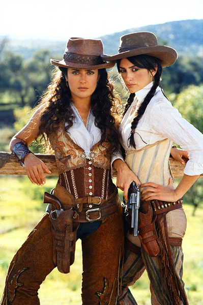 bandidas-salma-hayek-penelope-cruz-pose-guns.jpg