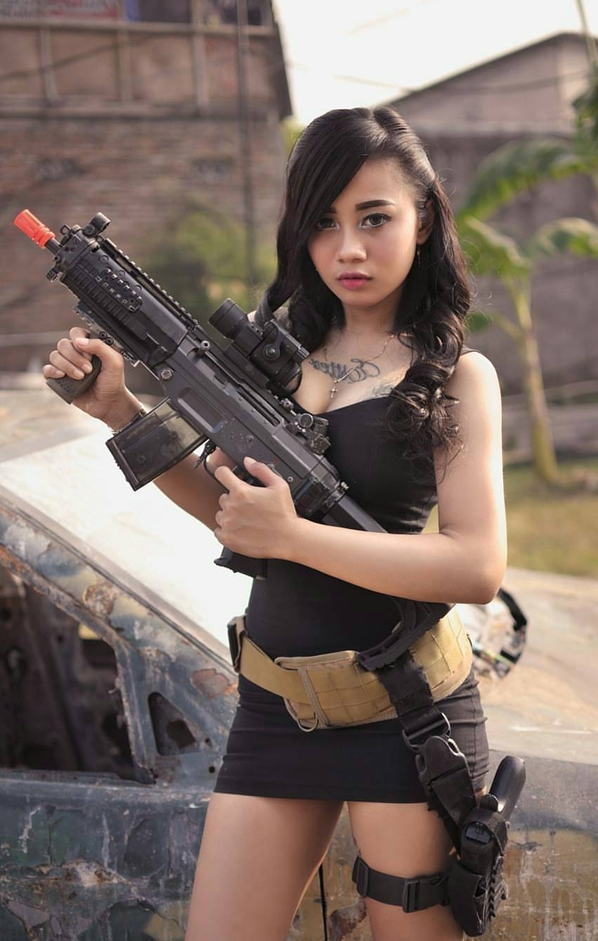 Sexy-military-girl-and-gun_26.jpg