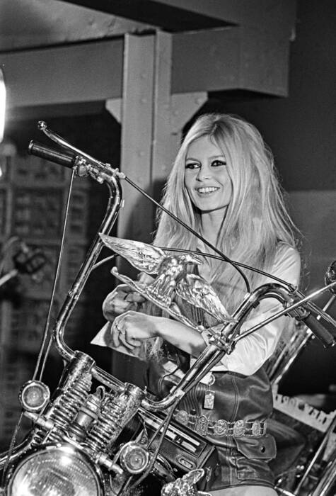 brigitte-bardot-souriante-sur-harley-davidson.jpg