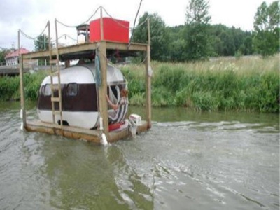 redneck_houseboat.jpg