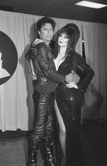 Alice+Cooper+and+Elvira+Cassandra+Peterson+1984.jpg