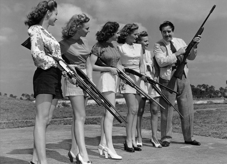 f2ea4b29d6baa0c14708edf341c91682--women-shooting-guns-guns-girls.jpg