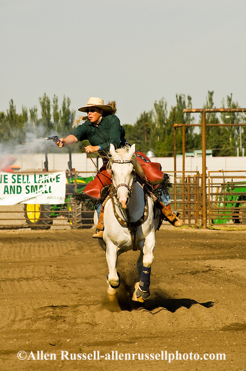 Cowboy-Mounted-Shooting-guns-Cowgirls-AR600824-095-3.jpg