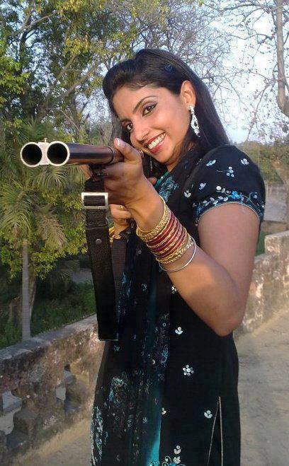 pakistani+girl+with+gun+2.jpg