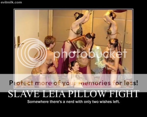 Slave_Leia_Pillow_Fight.jpg