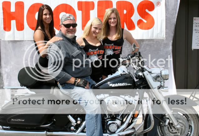 WiththeHootersGirls.jpg