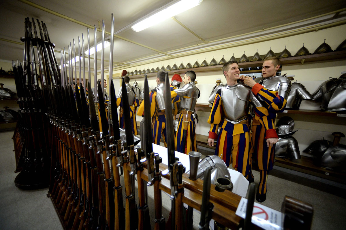 AFP-Getty_VATICAN-SWISS-GUARDS-SWEAR-IN-CEREMONY3.jpg