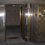 20070905_empty_bank_vault__18.jpg