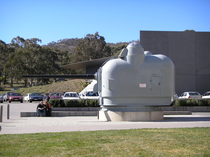 HMAS_Brisbane_gun.JPG